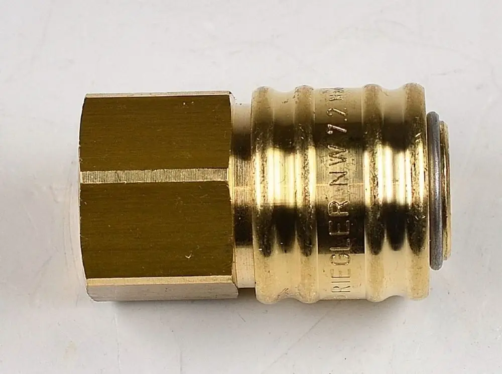 Remko Schnellverschlusskupplung aus Messing, zylindrische Form mit zwei Anschlussseiten, eine Seite flach und eine Seite mit Dichtungsring.