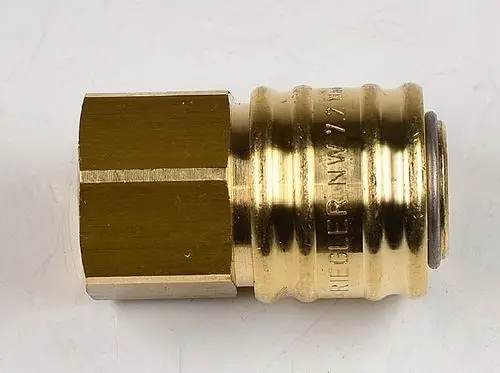 Remko Schnellverschlusskupplung aus Messing, zylindrische Form mit zwei Anschlussseiten, eine Seite flach und eine Seite mit Dichtungsring.