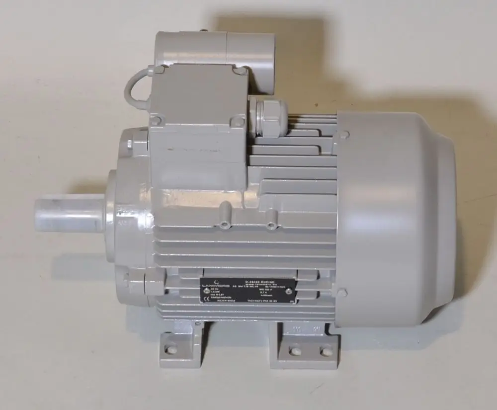 Elektromotor in grauer Farbe, montierbar mit Halterung. Das Typenschild an der Seite ist sichtbar. Produkt der Marke Remko.