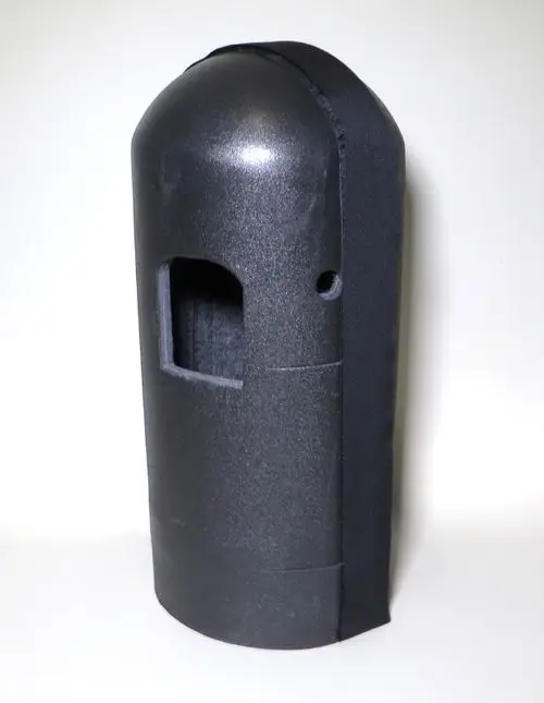Schwarze Kompressorhaube von Remko, oval geformt mit seitlichem Fenster und einem kleinen Loch, auf weißem Hintergrund.