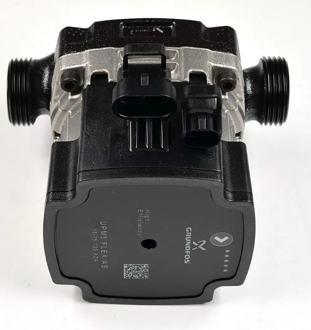 Schwarze Pumpe mit silbernem Gehäuse und zwei Anschlüssen, kennzeichnet als Grundfos, vor neutralem Hintergrund.