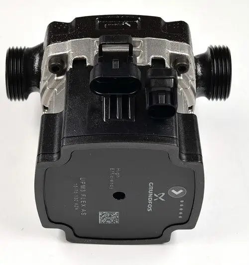 Schwarze Pumpe mit silbernem Gehäuse und zwei Anschlüssen, kennzeichnet als Grundfos, vor neutralem Hintergrund.