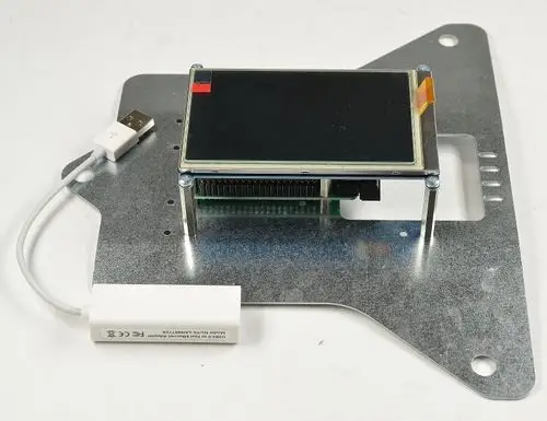 Touchscreen-Bedienpanel mit USB-Anschluss, montiert auf einer Metallbasis. Hergestellt von Remko, geeignet für spezifische Steuerungsanwendungen.