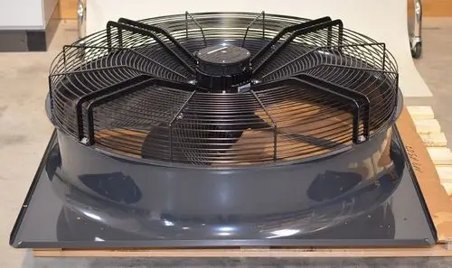Remko Ventilator mit großem, schwarzem Gitter und flacher Basis, geeignet für Wandmontage, auf einer Holzpalette platziert.