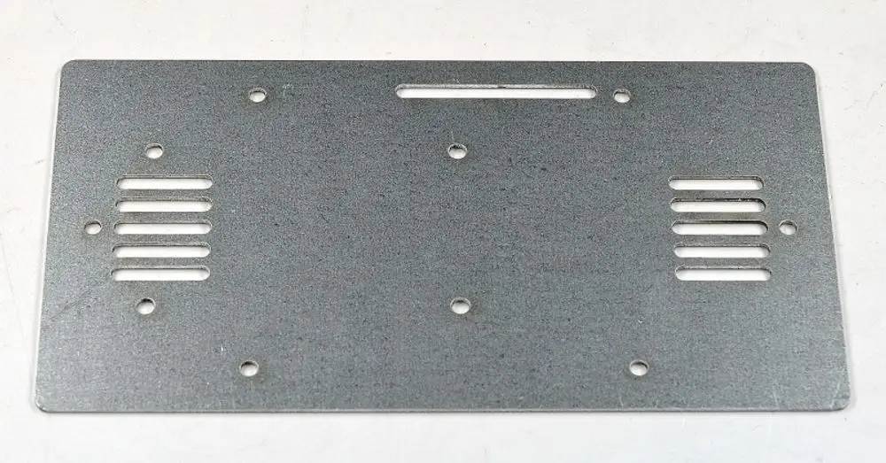 Montageplatte aus Stahlblech mit mehreren Löchern und Schlitzen, geeignet für die Verwendung mit Produkten von Remko.