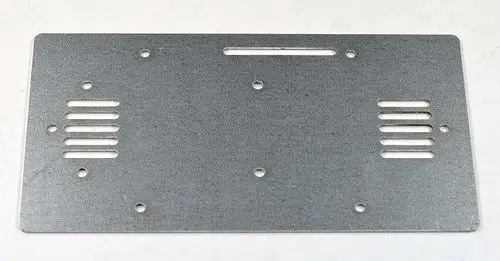 Montageplatte aus Stahlblech mit mehreren Löchern und Schlitzen, geeignet für die Verwendung mit Produkten von Remko.