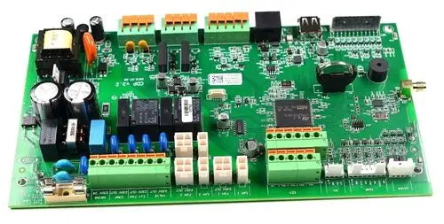 Steuerplatine von Remko mit verschiedenen Anschlüssen, Kondensatoren und Bauteilen. Klare Strukturierung für die Integration in ein elektrisches System.