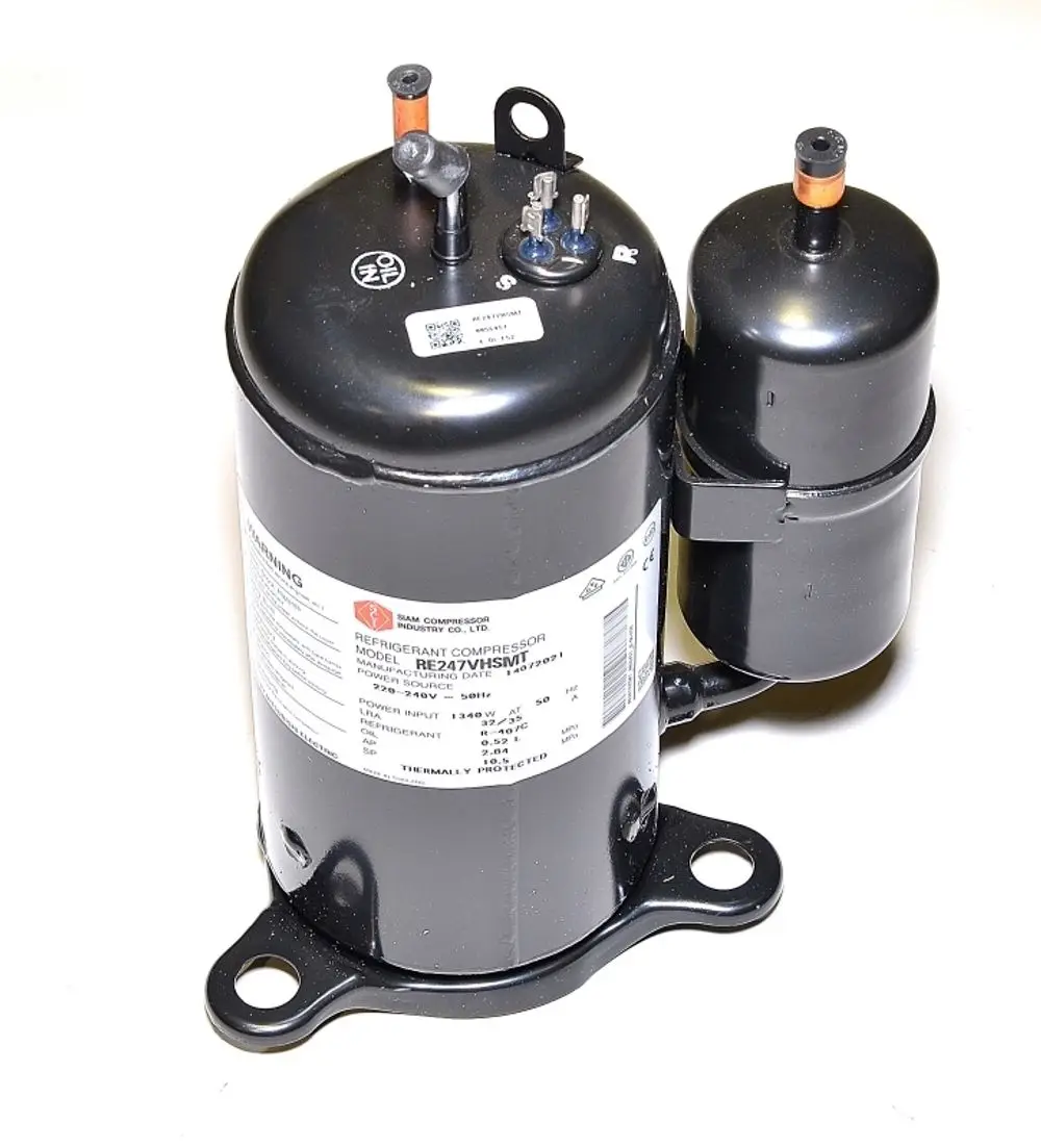 Schwarzer refrigeranter Kompressor mit Anschlussdosen und Typenschild. Produziert von Remko, ausgestattet mit elektrischen Anschlüssen zur Kühlung.