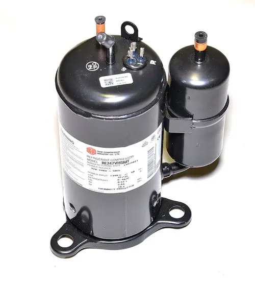 Schwarzer refrigeranter Kompressor mit Anschlussdosen und Typenschild. Produziert von Remko, ausgestattet mit elektrischen Anschlüssen zur Kühlung.