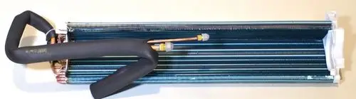 Kühlgerät von Remko, bestehend aus einem länglichen Verdampfer mit mehreren Lamellen und Verbindungsschläuchen für Kältemittel.