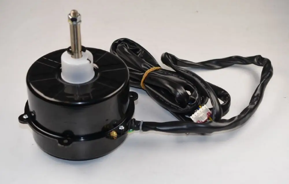 Ventilatormotor von Remko mit schwarzen Gehäuse und Anschlusskabel. Der Motor hat eine zentrale Achse zur Montage und ist für ein effektives Lüftungssystem geeignet.