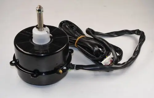 Ventilatormotor von Remko mit schwarzen Gehäuse und Anschlusskabel. Der Motor hat eine zentrale Achse zur Montage und ist für ein effektives Lüftungssystem geeignet.