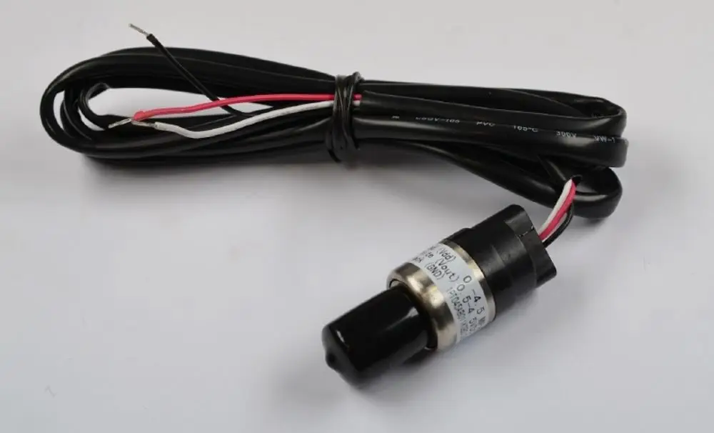 Drucksensor mit schwarzem Gehäuse und drei Kabeln (rot, schwarz, weiß), geeignet für Anwendungen von Remko, erkennbar an der roten und weißen Verdrahtung.