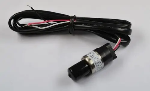 Drucksensor mit schwarzem Gehäuse und drei Kabeln (rot, schwarz, weiß), geeignet für Anwendungen von Remko, erkennbar an der roten und weißen Verdrahtung.