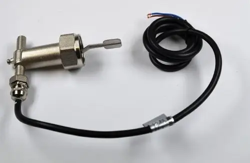 Strömungswächter mit Metallgehäuse und einem Anschlusskabel, hergestellt von Remko. Die Bauform umfasst eine flache Messzunge zur Strömungsüberwachung.