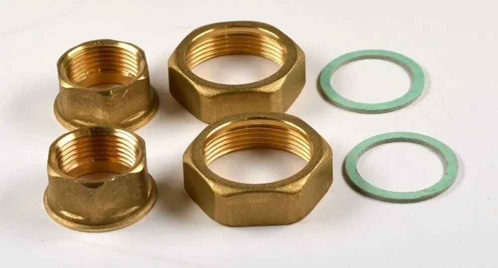 Vier Messingmuttern und zwei Dichtungen in einer Anordnung. Das Produkt ist von Remko und eignet sich für vielfältige Anwendungen in der Verbindungstechnik.