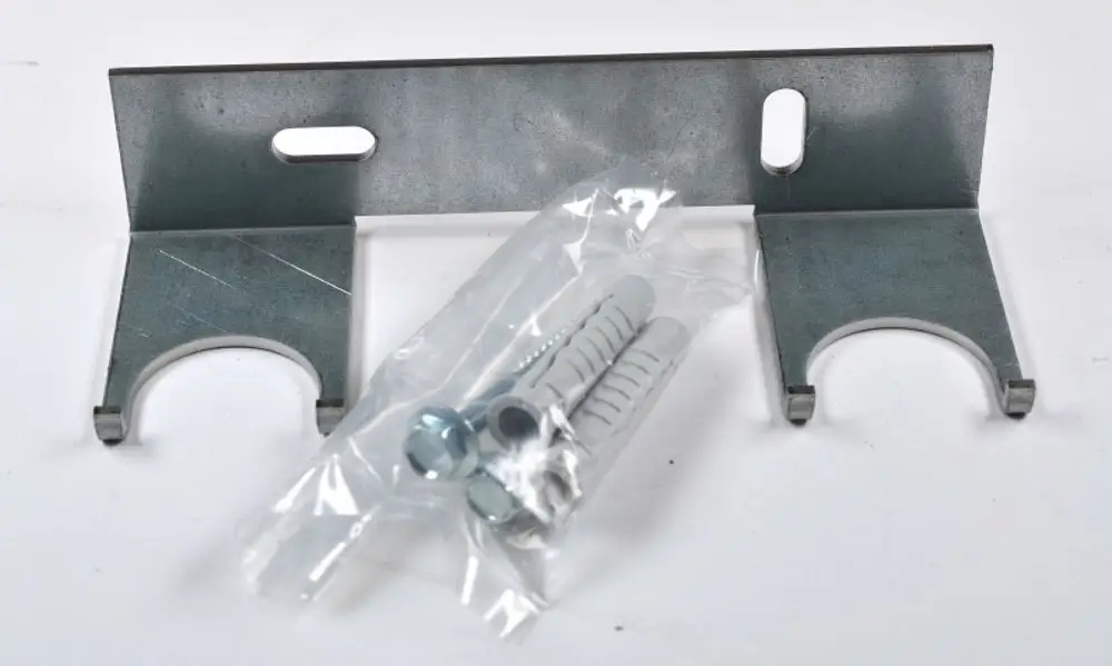 Wandhalterung aus Metall mit zwei Halbschalen und Befestigungsmaterial, verwendet mit Geräten von Remko, zur stabilen Montage an Wänden.