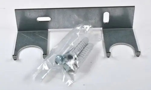 Wandhalterung aus Metall mit zwei Halbschalen und Befestigungsmaterial, verwendet mit Geräten von Remko, zur stabilen Montage an Wänden.