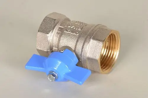 Kugelhahn mit blauer Handbetätigung von Remko. Der Körper ist aus vernickeltem Messing mit einer Gewindeöffnung zur Verbindung mit Rohren.