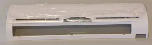 Vorderwand in Weiß mit transparentem Schutzfilm, passend für Remko Klimageräte. Offener Bereich in der Mitte zur Luftzirkulation.