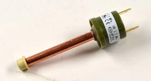 Hochdruckschalter von Remko mit einer metallischen Kontaktstange und zwei Anschlussstiften in grünem Gehäuse, auf hellem Hintergrund.