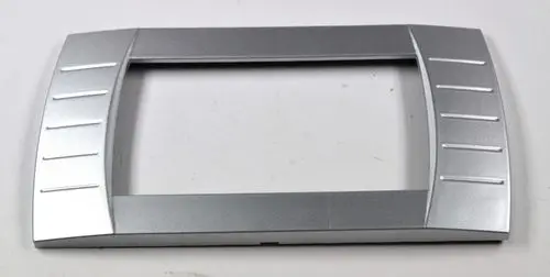 Metallene Blende in silberner Farbe mit mehreren Rillen an den Seiten, geeignet für das Bedienteil eines Geräts der Marke Remko.