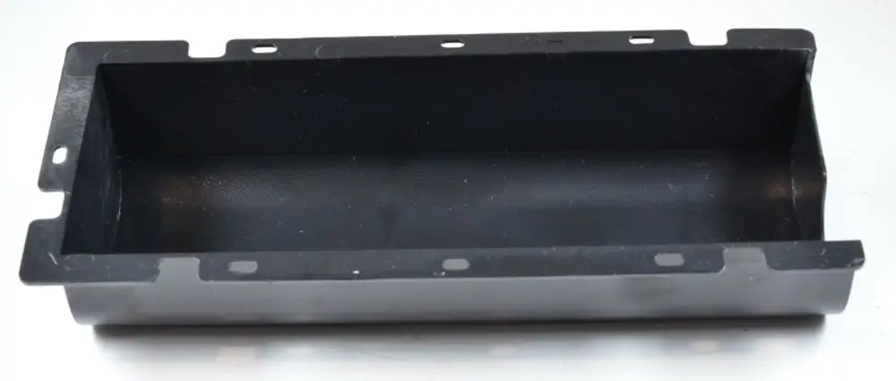 Schwarze, rechteckige Blende aus Kunststoff, montierbar, mit mehreren Befestigungslöchern, möglicherweise für Remko E-Box-Systeme geeignet.
