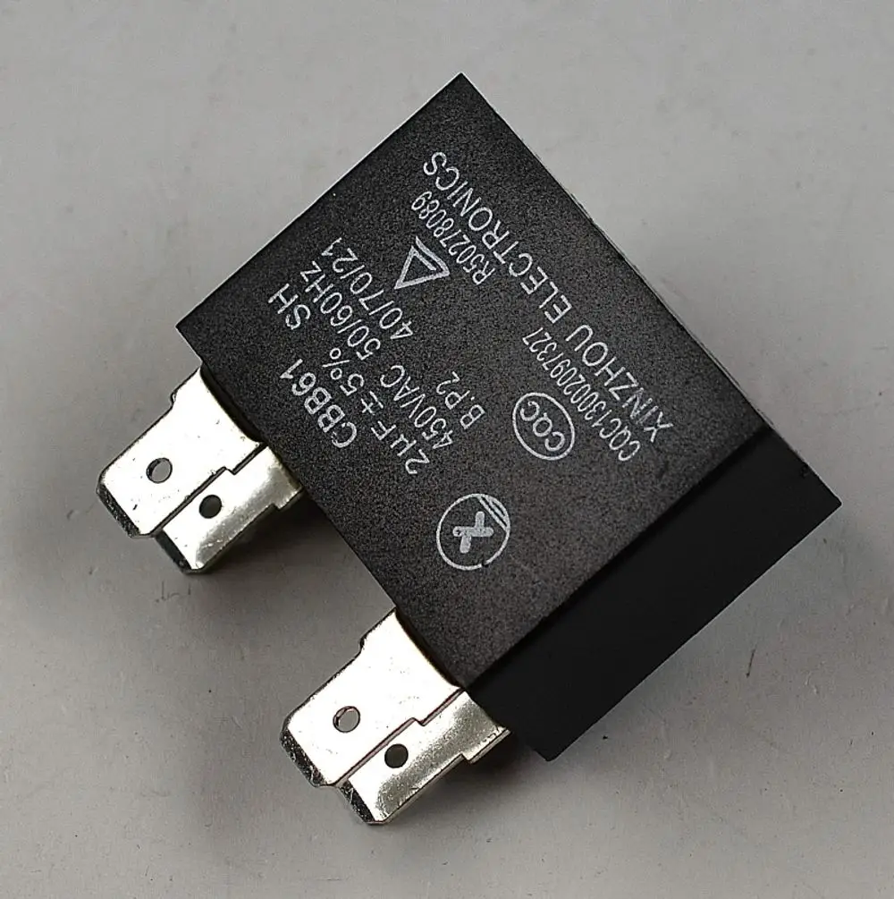 Relais von Remko mit zwei Anschlüssen, beschriftet für elektrische Anwendungen. Das Gehäuse ist schwarz, mit technischen Angaben auf der Oberseite.