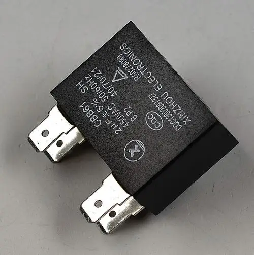 Relais von Remko mit zwei Anschlüssen, beschriftet für elektrische Anwendungen. Das Gehäuse ist schwarz, mit technischen Angaben auf der Oberseite.