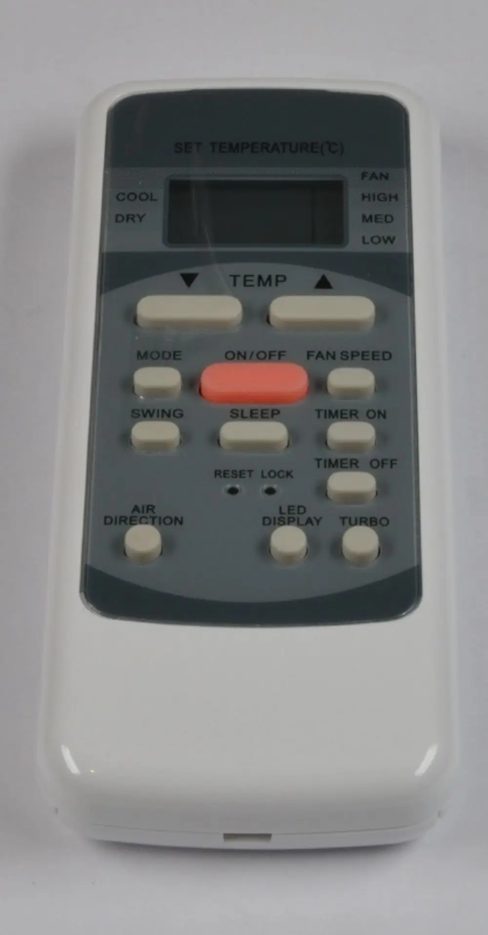 Fernbedienung von Remko mit Tasten zur Temperatureinstellung, Betriebsmodi und Luftstromregulierung. Display zur Anzeige von Einstellungen vorhanden.