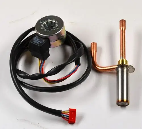 Elektronisches Bauteil mit Motor, elektrischen Anschlüssen und metallischen Komponenten, wahrscheinlich ein Teil eines Kühlsystems, hergestellt von Remko.