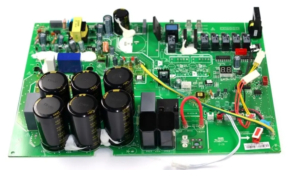 Grüne Hauptplatine mit verschiedenen elektrischen Komponenten, darunter Kondensatoren und Relais, hergestellt von Remko.