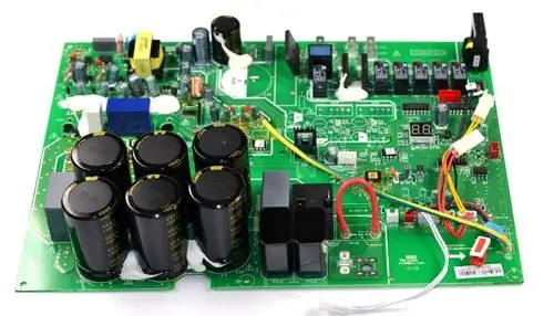 Grüne Hauptplatine mit verschiedenen elektrischen Komponenten, darunter Kondensatoren und Relais, hergestellt von Remko.