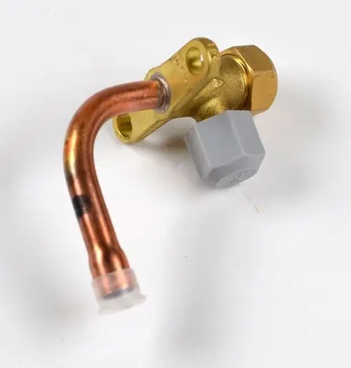 Einspritzleitung mit Absperrventil aus Messing und Kupfer, mit grauem Anschluss. Produkt von Remko, geeignet für Heiz- oder Kühlanwendungen.