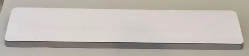 Gerät von Remko in rechteckiger Form, mit glatter, weißer Oberfläche und grauem Rand. Keine erkennbaren Maße oder spezifische Details zum Produkt sichtbar.