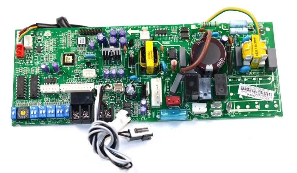 Steuerplatine von Remko mit verschiedenen elektronischen Komponenten, Anschlüssen und einem Alarmkontakt, für die Steuerung von Heizsystemen oder ähnlichen Anwendungen.