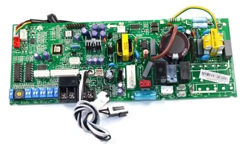 Steuerplatine von Remko mit verschiedenen elektronischen Komponenten, Anschlüssen und einem Alarmkontakt, für die Steuerung von Heizsystemen oder ähnlichen Anwendungen.