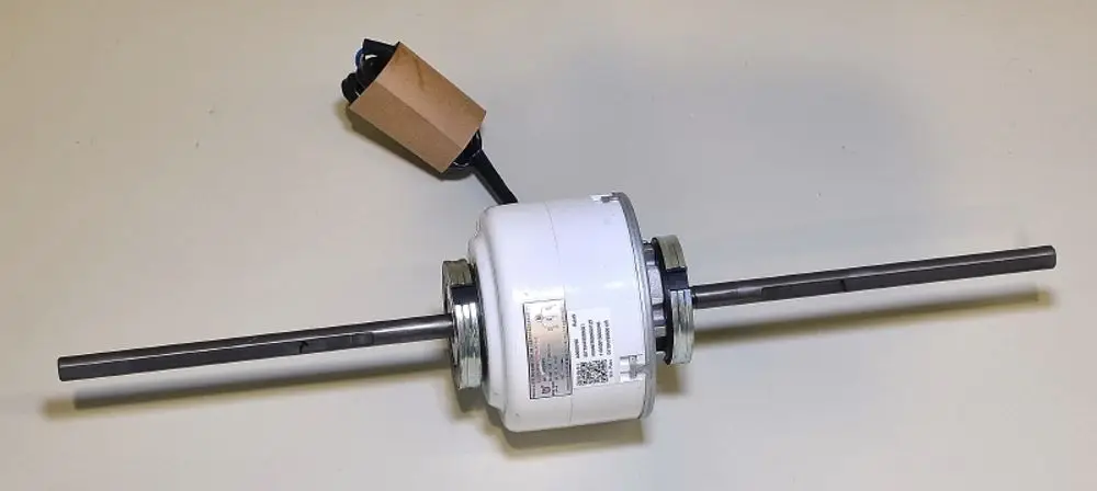 Ventilatormotor von Remko, ausgestattet mit zwei Metallstangen und einem Kabelanschluss, auf hellen Untergrund positioniert.