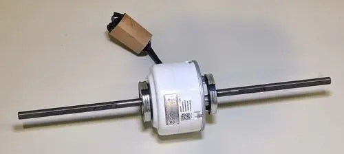 Ventilatormotor von Remko, ausgestattet mit zwei Metallstangen und einem Kabelanschluss, auf hellen Untergrund positioniert.