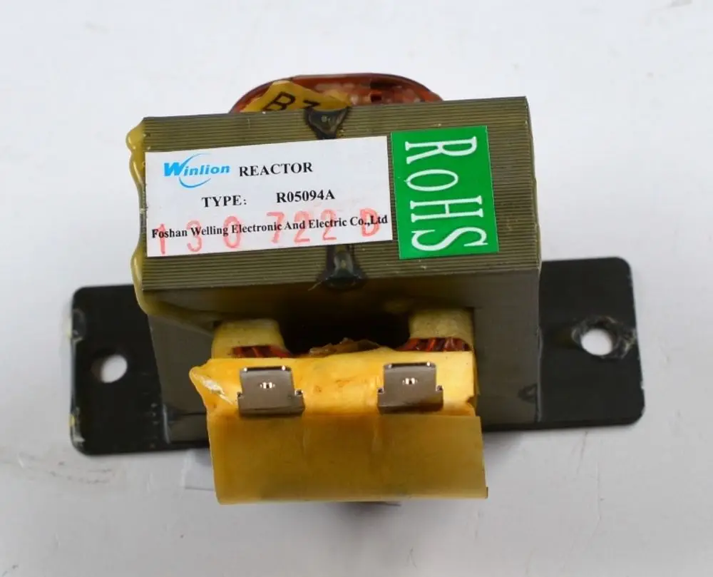Transformator mit Sicht auf die Anschlüsse und Typenbezeichnung. Marke Remko erkennbar auf dem Produkt. Standardisierte Bauform für elektrische Anwendungen.