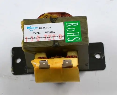Transformator mit Sicht auf die Anschlüsse und Typenbezeichnung. Marke Remko erkennbar auf dem Produkt. Standardisierte Bauform für elektrische Anwendungen.