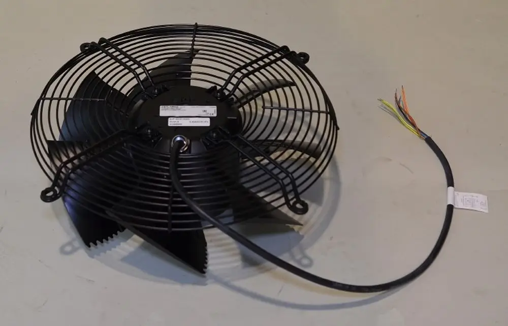 Axialventilator von Remko mit gesichelten Flügeln. Sichtbare Kabelverbindung für elektrische Anschlüsse. Montageteile nicht im Bild sichtbar.