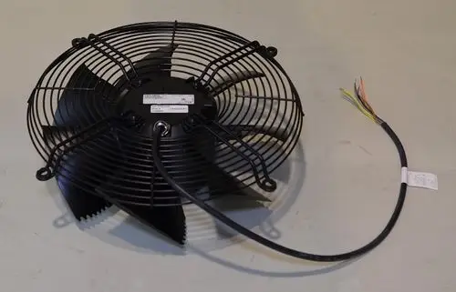 Axialventilator von Remko mit gesichelten Flügeln. Sichtbare Kabelverbindung für elektrische Anschlüsse. Montageteile nicht im Bild sichtbar.