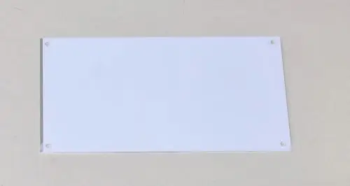Remko Frontplatte aus Aluminium, rechteckige Form mit vier Löchern zur Montage, auf hellem Untergrund.