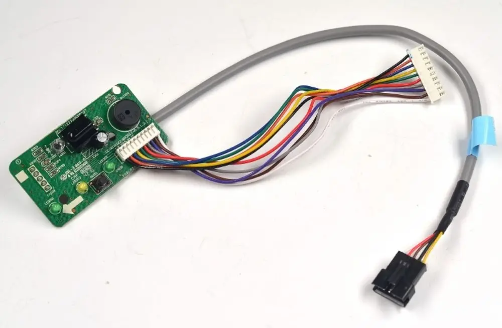 PCB mit mehreren Anschlüssen und einer Reihe von Kabeln, möglicherweise für elektronische Geräte von Remko. Sie zeigt verschiedene Komponenten und eine Verbindung für Stromversorgung.