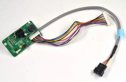 PCB mit mehreren Anschlüssen und einer Reihe von Kabeln, möglicherweise für elektronische Geräte von Remko. Sie zeigt verschiedene Komponenten und eine Verbindung für Stromversorgung.