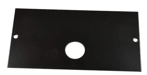 Schwarze Abdeckung mit einem runden Loch und zwei Öffnungen für Schrauben, möglicherweise für ein Gerät von Remko, zur Abdeckung einer montierten Einheit.