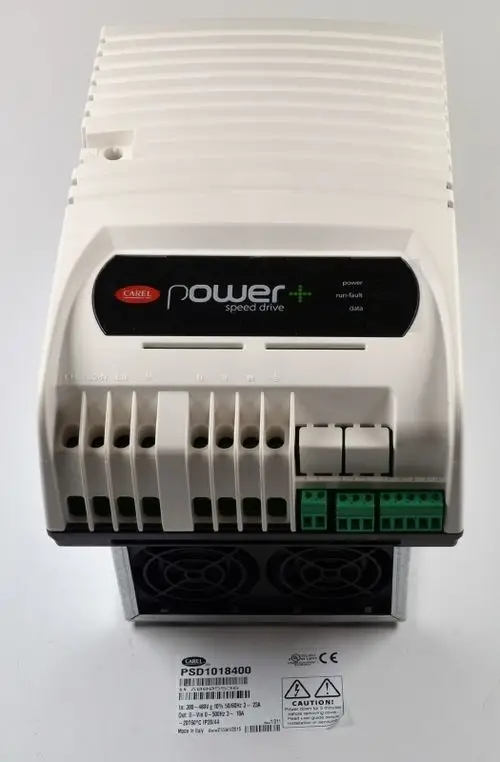 Inverter von Remko mit Anschlussklemmen, Lüftungsschlitzen und einer Bedienoberfläche für Fehler- und Leistungsanzeigen in einem kompakten Gehäuse.