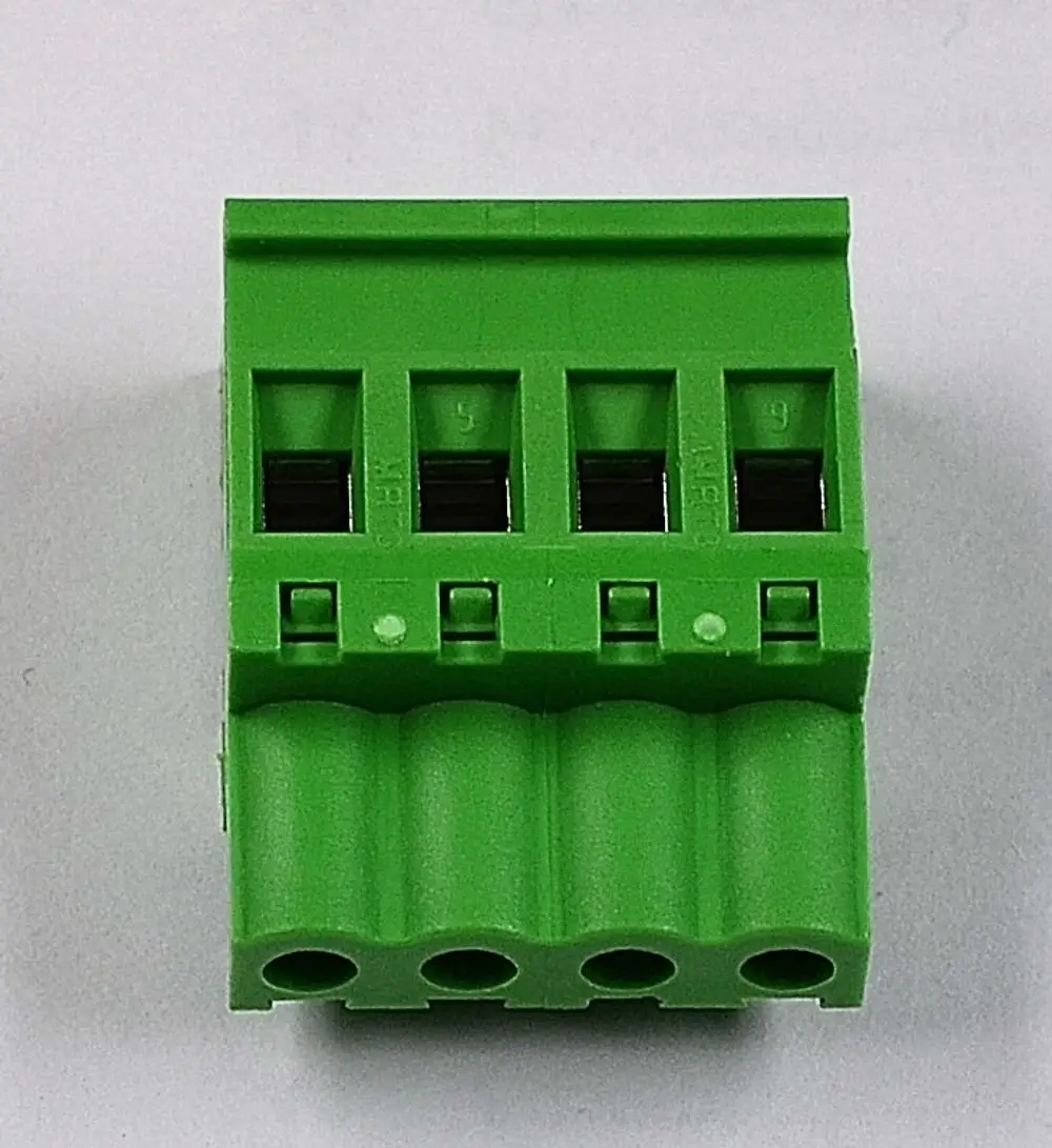 Grüner Anschlussblock mit mehreren Klemmen zur elektrischen Verbindung, hergestellt von Remko. Drei obere Klemmen und mehrere untere Anschlussöffnungen sind sichtbar.
