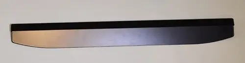 Schmale, rechteckige Luftaustrittslamelle in Schwarz mit glatter Oberfläche, hergestellt von Remko. Geeignet für die Luftzirkulation in verschiedenen Anwendungen.